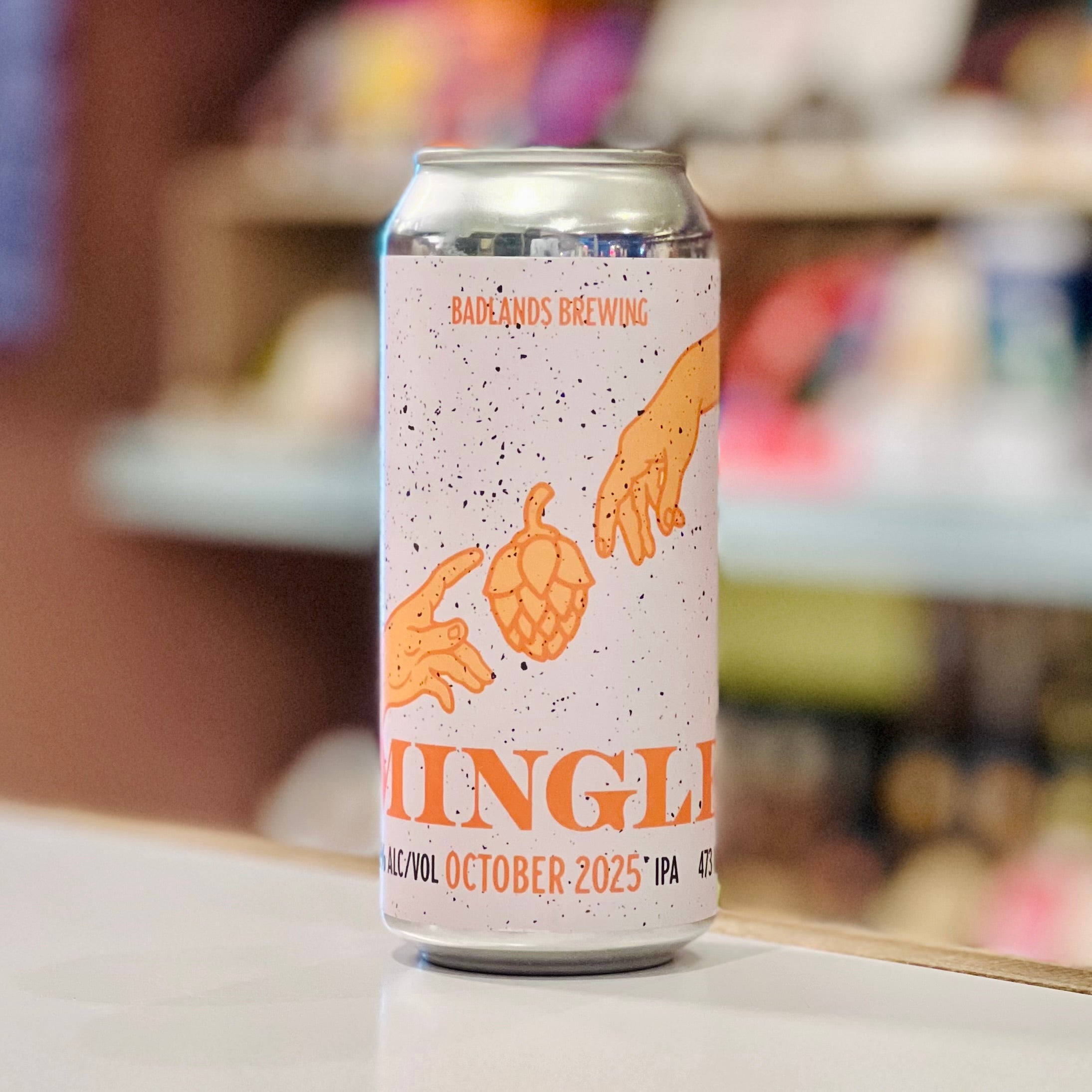 Beer can with 'B腺enos Brewing' branding on a blurred background