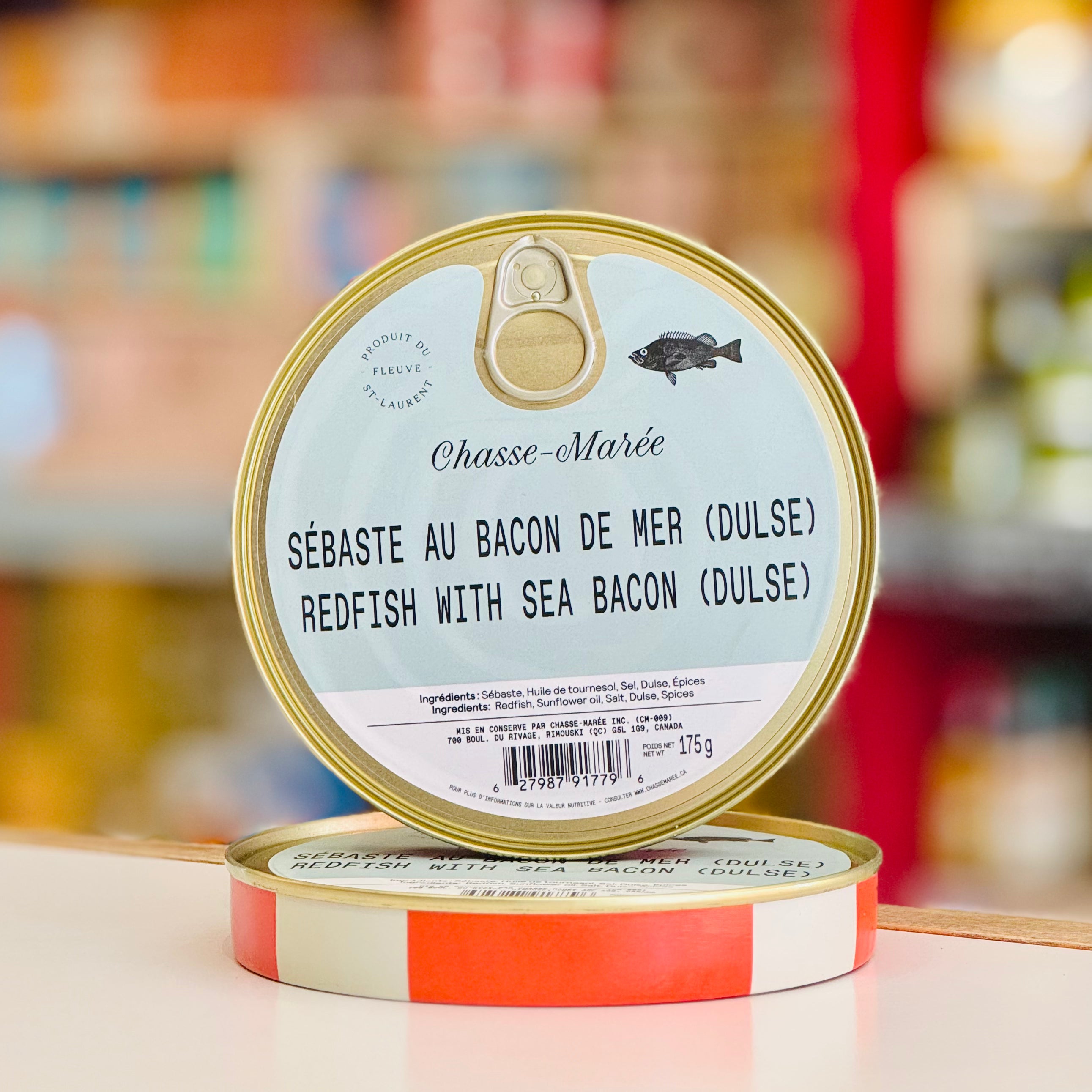 Tin can with 'Chasse-Maré' label on a blurred background