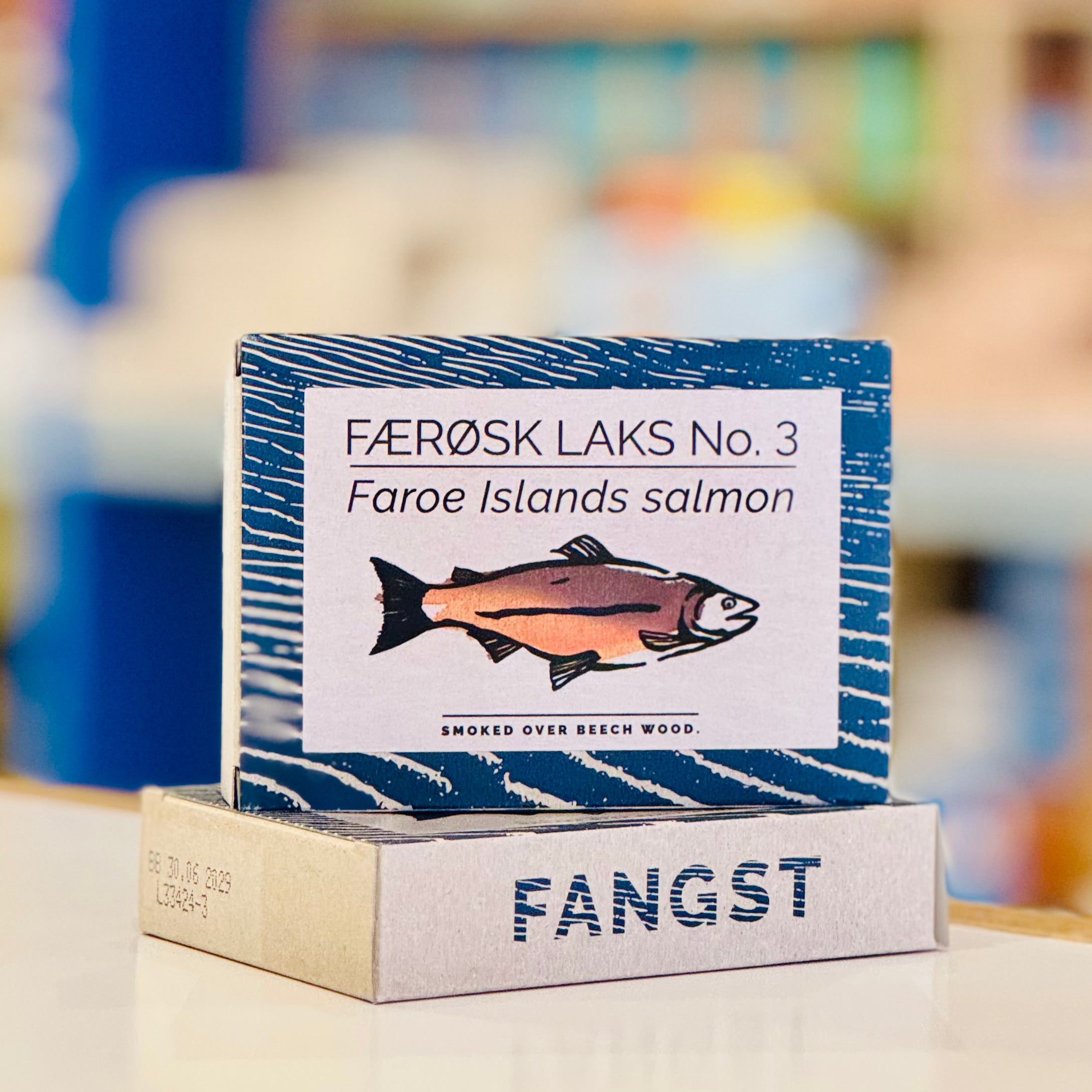 Box of Faroe Islands salmon with 'Fangst' branding on a blurred background