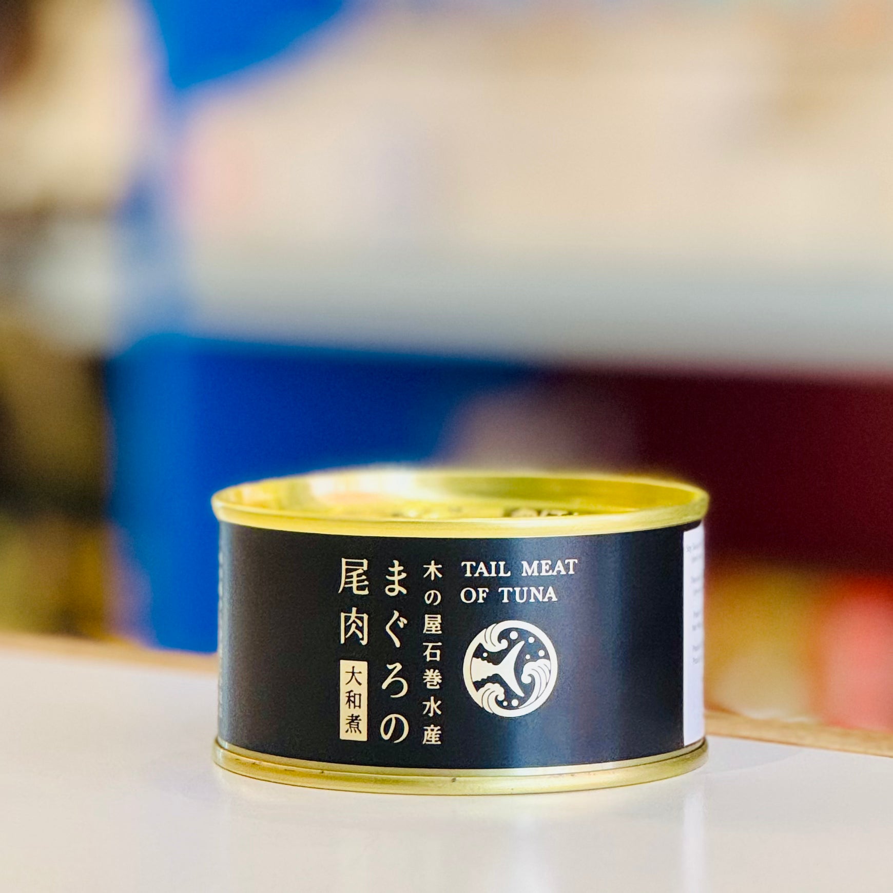Can of tuna with Japanese text on a blurred background